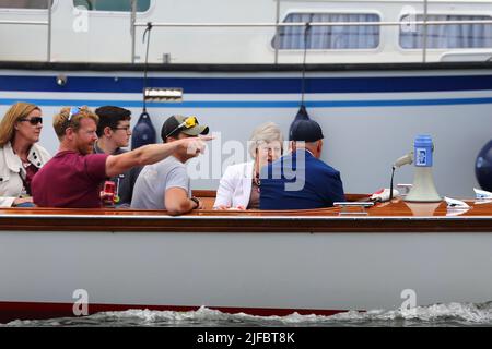 Henley-on-Thames, Oxfordshire, Großbritannien. 1.. Juli 2022. Henley Royal Regatta - Tag 4. Die Henley Royal Regatta lockt Rudercrews aus der ganzen Welt und Tausende von Besuchern zu sieben Tagen Ruderwettkämpfen an. Die ehemalige Premierministerin Theresa May ist auf einem der Anläufe des Schiedsrichters zu sehen. Quelle: Uwe Deffner/Alamy Live News Stockfoto