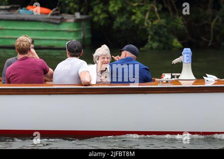 Henley-on-Thames, Oxfordshire, Großbritannien. 1.. Juli 2022. Henley Royal Regatta - Tag 4. Die Henley Royal Regatta lockt Rudercrews aus der ganzen Welt und Tausende von Besuchern zu sieben Tagen Ruderwettkämpfen an. Die ehemalige Premierministerin Theresa May ist auf einem der Anläufe des Schiedsrichters zu sehen. Quelle: Uwe Deffner/Alamy Live News Stockfoto