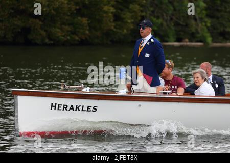 Henley-on-Thames, Oxfordshire, Großbritannien. 1.. Juli 2022. Henley Royal Regatta - Tag 4. Die Henley Royal Regatta lockt Rudercrews aus der ganzen Welt und Tausende von Besuchern zu sieben Tagen Ruderwettkämpfen an. Die ehemalige Premierministerin Theresa May ist auf einem der Anläufe des Schiedsrichters zu sehen. Quelle: Uwe Deffner/Alamy Live News Stockfoto