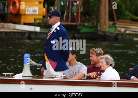 Henley-on-Thames, Oxfordshire, Großbritannien. 1.. Juli 2022. Henley Royal Regatta - Tag 4. Die Henley Royal Regatta lockt Rudercrews aus der ganzen Welt und Tausende von Besuchern zu sieben Tagen Ruderwettkämpfen an. Die ehemalige Premierministerin Theresa May ist auf einem der Anläufe des Schiedsrichters zu sehen. Quelle: Uwe Deffner/Alamy Live News Stockfoto