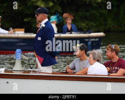 Henley-on-Thames, Oxfordshire, Großbritannien. 1.. Juli 2022. Henley Royal Regatta - Tag 4. Die Henley Royal Regatta lockt Rudercrews aus der ganzen Welt und Tausende von Besuchern zu sieben Tagen Ruderwettkämpfen an. Die ehemalige Premierministerin Theresa May ist auf einem der Anläufe des Schiedsrichters zu sehen. Quelle: Uwe Deffner/Alamy Live News Stockfoto