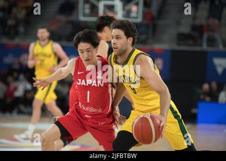 Takumi Saito (L) von der japanischen Basketballmannschaft und will McDowell White (R) von der australischen Basketballmannschaft im Einsatz während des FIBA World Cup 2023 Qualifiers Group B Window 3-Spiels zwischen Australien und Japan in der John Cain Arena. (Endnote Australien 98:52 Japan) (Foto: Luis Veniegra / SOPA Images/Sipa USA) Stockfoto