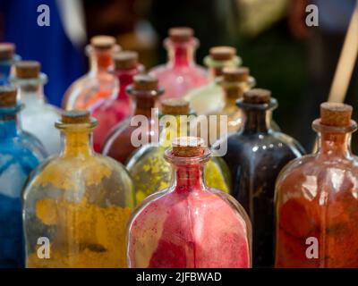 Mittelalterliche historische Nachstellung - Glasflaschen mit Korkstopfen mit Pulverfarben im Inneren, die zum Malen oder Färben von Kleidung und Leder verwendet werden Stockfoto