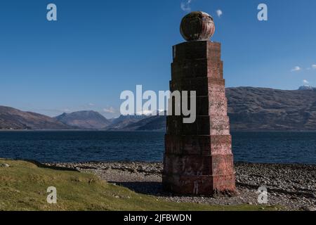 Sallachan Point Beacon an sonnigen Tagen; schneebedeckte Hügel von Glen Coe im Hintergrund, Blick über Loch Linnhe in Richtung Ballchulish, Schottland. Stockfoto