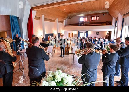 Baden Württemberg, Deutschland. 01.. Juli 2022. 01. Juli 2022, Baden-Württemberg, Brachenreuthe bei Überlingen: Die Stadtkapelle von Überlingen spielt zu Beginn des Gedenkgottesdienstes in der Sylvesterhalle in Brachenreute. Dutzende von Menschen gedenken der Opfer des Flugzeugabsturzes vor 20 Jahren. Zu dieser Zeit waren 71 Menschen bei der Kollision zweier Flugzeuge ums Leben gekommen. Foto: Felix Kästle/dpa Quelle: dpa picture Alliance/Alamy Live News Stockfoto