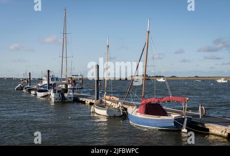 Segelyachten vertäuten an einem schwimmenden Yachthafen im Hafen der East Fleet in Wells-next-the-Sea, Norfolk, England, Großbritannien. Stockfoto