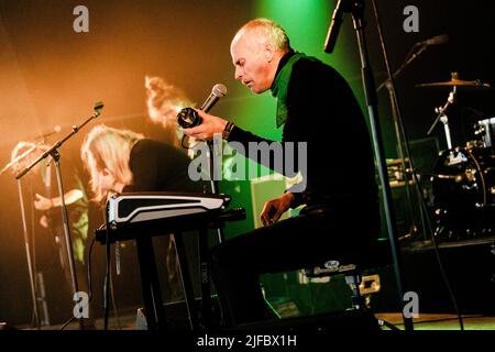 Roskilde, Dänemark. 01.. Juli 2022. Der englische Sänger und Musiker Richard Dawson spielt ein Live-Konzert mit der finnischen Band Circle während des dänischen Musikfestivals Roskilde Festival 2022 in Roskilde. Hier ist Sängerin Eva Korman live auf der Bühne zu sehen. Hier ist Mika Rättö von Circle live auf der Bühne zu sehen. (Foto: Gonzales Photo/Alamy Live News Stockfoto