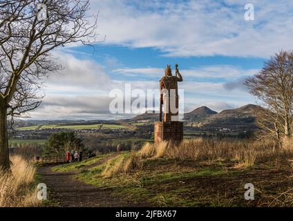 William Wallace Statue; Eildon Hills und ein weiter Blick auf die Landschaft der Grenzen im Hintergrund; Touring Bus Party von Touristen vor der Statue. Stockfoto