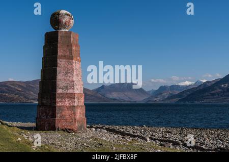 Sallachan Point Beacon an sonnigen Tagen; schneebedeckte Hügel von Glen Coe im Hintergrund, Blick über Loch Linnhe in Richtung Ballchulish, Schottland. Stockfoto