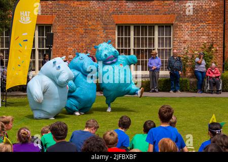 Winchester, Hampshire, Großbritannien. 1.. Juli 2022. Winchester hat Fair, jährliches Festival für Straßentheater und Outdoor-Darbietung, am längsten stattfindendes Festival für Outdoor-Kunst, gegründet 1974. Es hat seinen Namen von der Tradition des Publikums, Geld in einen Hut für Straßenmusiker zu stecken. Die Hippos unterhalten die Massen mit ihren Tänzen. Quelle: Carolyn Jenkins/Alamy Live News Stockfoto