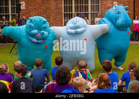 Winchester, Hampshire, Großbritannien. 1.. Juli 2022. Winchester hat Fair, jährliches Festival für Straßentheater und Outdoor-Darbietung, am längsten stattfindendes Festival für Outdoor-Kunst, gegründet 1974. Es hat seinen Namen von der Tradition des Publikums, Geld in einen Hut für Straßenmusiker zu stecken. Die Hippos unterhalten die Massen mit ihren Tänzen. Quelle: Carolyn Jenkins/Alamy Live News Stockfoto