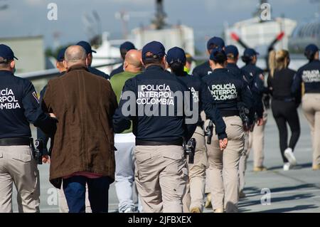 Bogota, Kolumbien. 01.. Juli 2022. Offiziere der INTERPOL-Polizei eskortieren Nini Johana Usuga alias 'La Negra', Schwester des kolumbianischen drogenlords Dairo Antonio Usuga alias 'Otoniel', Nini Johana Usuga wurde ebenfalls zusammen mit Mitgliedern der ehemaligen FARC-Guerilla ausgeliefert, bevor sie auf dem Militärflugplatz CATAM in Bogota in die Vereinigten Staaten von Amerika auslieferten. Am 1. Juli 2022. Foto von: Stringer/Long Visual Press Kredit: Long Visual Press/Alamy Live News Stockfoto