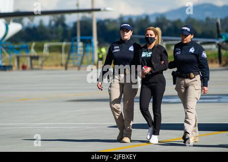 Bogota, Kolumbien. 01.. Juli 2022. Nini Johana Usuga alias 'La Negra', Schwester des kolumbianischen drogenlords Dairo Antonio Usuga, alias 'Otoniel', wird von Interpol-Polizeibeamten begleitet, bevor sie am 1. Juli 2022 auf dem Militärflugplatz CATAM in Bogota in die Vereinigten Staaten von Amerika auslieferte. Nini Johana Usuga wurde auch zusammen mit Mitgliedern der ehemaligen FARC-Guerilla ausgeliefert. Foto von: Stringer/Long Visual Press Kredit: Long Visual Press/Alamy Live News Stockfoto