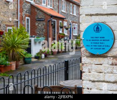 Sheringham, Großbritannien - 16. 2022. Mai: Eine Gedenktafel in der Küstenstadt Sheringham in Norfolk, die den Ort markiert, an dem die erste Bombe auf Brit abgeworfen wird Stockfoto