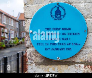 Sheringham, Großbritannien - 16. 2022. Mai: Eine Gedenktafel in der Küstenstadt Sheringham in Norfolk, die den Ort markiert, an dem die erste Bombe auf Brit abgeworfen wird Stockfoto