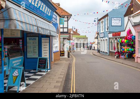 Sheringham, Großbritannien - 16. 2022. Mai: Blick auf die High Street in der Küstenstadt Sheringham in Norfolk, Großbritannien. Stockfoto