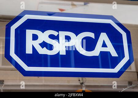 Norfolk, Großbritannien - 16. 2022. Mai: Nahaufnahme des RSPCA-Zeichens auf der Außenseite eines Wohltätigkeitsladens in Großbritannien. Stockfoto