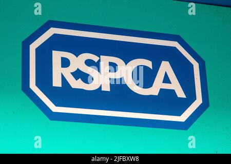 Norfolk, Großbritannien - 16. 2022. Mai: Nahaufnahme des RSPCA-Zeichens auf der Außenseite eines Wohltätigkeitsladens in Großbritannien. Stockfoto