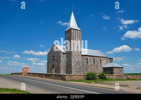 Alte alte katholische Kirche der Jungfrau Maria im römischen Stil, Bolschaja Rogozniza, Grodno-Region, Weißrussland. Stockfoto