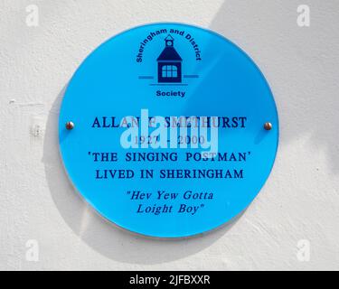 Sheringham, Großbritannien - 16. 2022. Mai: Eine Gedenktafel in der Küstenstadt Sheringham in Norfolk, die dem Gedenken an Allan F. Smethurst, auch bekannt als, gewidmet ist Stockfoto