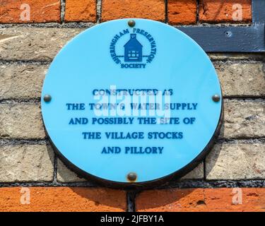 Sheringham, Großbritannien - 16. 2022. Mai: Eine Gedenktafel an der alten Wasserpumpe in der Küstenstadt Sheringham in Norfolk, Großbritannien. Der Bau ist jetzt die Städte Klo Stockfoto