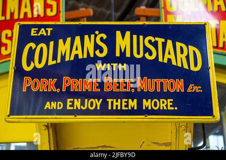 Norfolk, Großbritannien - 17. 2022. Mai: Nahaufnahme einer Vintage-Werbung für Colmans Senf. Stockfoto