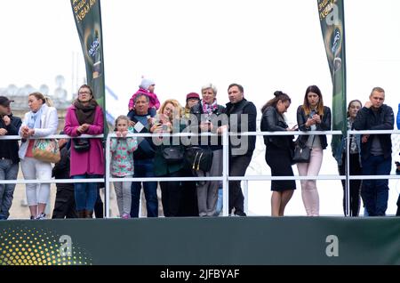 Menschenmenge Kinder und Erwachsene Zuschauer warten auf einer Galerie für den Beginn des Konzerts, im Freien. 12.Mai 2017. Kiew, Ukraine Stockfoto