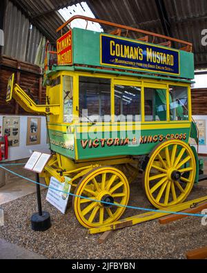 Norfolk, Großbritannien - Mai 17. 2022: Ein alter Pferdeomnibus, auch bekannt als Pferdebus oder Pferdebus. Stockfoto