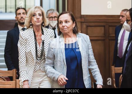 Catanzaro, Italien. 01.. Juli 2022. Minister Lamorgese (C) sah, wie er bei der Pressekonferenz eintraf. Die Innenministerin, Luciana Lamorgese, unterzeichnet mit der Region Kalabrien die Vereinbarung für die NUE112, die einheitliche europäische Notrufnummer 112, um im Notfall im Hauptquartier der Präfektur in Catanzaro einzuwählen. Kredit: SOPA Images Limited/Alamy Live Nachrichten Stockfoto