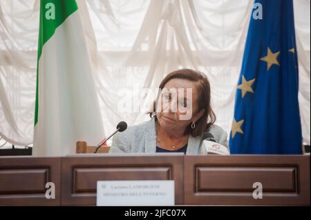 Catanzaro, Italien. 01.. Juli 2022. Minister Lamorgese (C) gesehen während der Pressekonferenz die Ministerin des Innern, Luciana Lamorgese, unterzeichnet mit der Region Kalabrien die Vereinbarung für die NUE112, die einheitliche Europäische Notrufnummer 112, im Falle von Notfällen, in der Zentrale der Präfektur in Catanzaro wählen. Kredit: SOPA Images Limited/Alamy Live Nachrichten Stockfoto