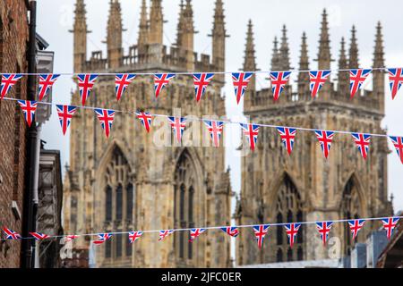 In der wunderschönen Stadt York im Vereinigten Königreich hängt eine Flagge der Union. Das historische York Minster im Hintergrund. Stockfoto