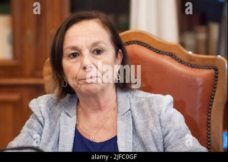 Catanzaro, Italien. 01.. Juli 2022. Ministerin Luciana Lamorgese bei einer Pressekonferenz. Die Innenministerin, Luciana Lamorgese, unterzeichnet mit der Region Kalabrien das Abkommen für die NUE112, die einheitliche europäische Notrufnummer 112, um im Notfall am Sitz der Präfektur in Catanzaro einzuwählen. (Foto von Valeria Ferraro/SOPA Images/Sipa USA) Quelle: SIPA USA/Alamy Live News Stockfoto