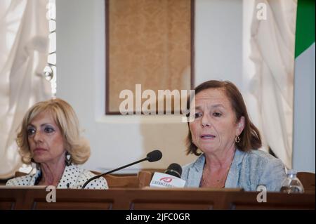 Catanzaro, Italien. 01.. Juli 2022. Ministerin Luciana Lamorgese (c) spricht während einer Pressekonferenz. Die Innenministerin, Luciana Lamorgese, unterzeichnet mit der Region Kalabrien das Abkommen für die NUE112, die einheitliche europäische Notrufnummer 112, um im Notfall am Sitz der Präfektur in Catanzaro einzuwählen. (Foto von Valeria Ferraro/SOPA Images/Sipa USA) Quelle: SIPA USA/Alamy Live News Stockfoto