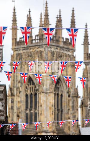 In der wunderschönen Stadt York im Vereinigten Königreich hängt eine Flagge der Union. Das historische York Minster im Hintergrund. Stockfoto