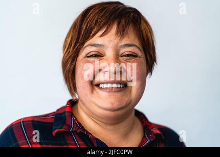 Porträt einer kurvigen, reifen Frau, die in der Kamera lächelt Stockfoto