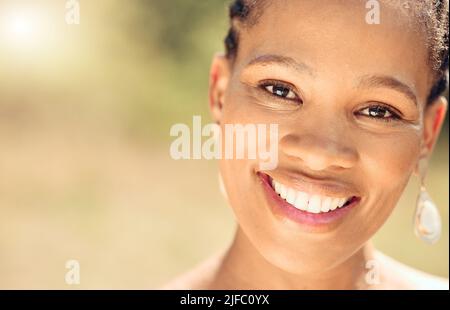 Nahaufnahme Porträt einer schönen jungen afroamerikanischen Frau Gesicht. Lächelnde schwarze Frau zeigt ihre gesunden Zähne und perfekte Zahn- und Mundhygiene Stockfoto