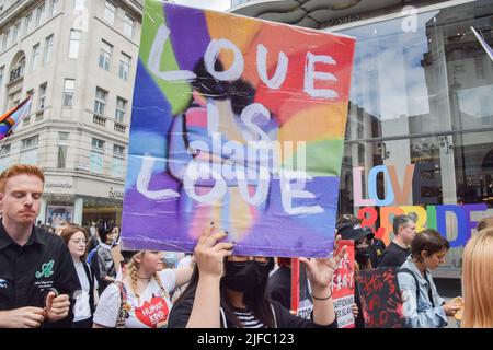 London, England, Großbritannien. 1.. Juli 2022. Demonstranten marschieren in der Oxford Street. Hunderte von Menschen marschierten zum 50.. Jahrestag der ersten Pride durch das Zentrum Londons, vor dem London Pride 2022, der am 2.. Juli stattfindet. (Bild: © Vuk Valcic/ZUMA Press Wire) Bild: ZUMA Press, Inc./Alamy Live News Stockfoto