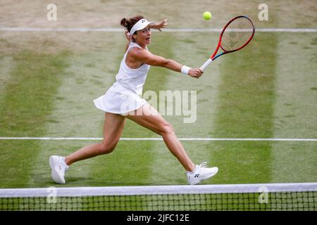 London, Großbritannien, 1.. Juli 2022: Tatjana Maria aus Deutschland während der Wimbledon Tennis Championships 2022 im All England Lawn Tennis and Croquet Club in London. Kredit: Frank Molter/Alamy Live Nachrichten Stockfoto