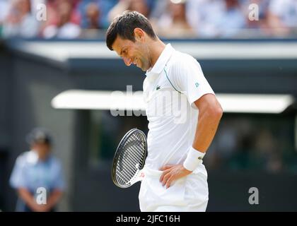 London, Großbritannien. 1.. Juli 2022. Der serbische Tennisspieler Novak Djokovic reagiert am Freitag, den 1. Juli 2022, auf die Wimbledon-Meisterschaft 2022., © Jürgen Hasenkopf / Alamy Live News Stockfoto