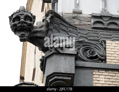 Kiew, Ukraine 10. Juni 2021: Skulptur eines Griffins im Körper eines Adlers mit Flügeln an der Fassade eines Gebäudes im Zentrum von Kiew Stockfoto