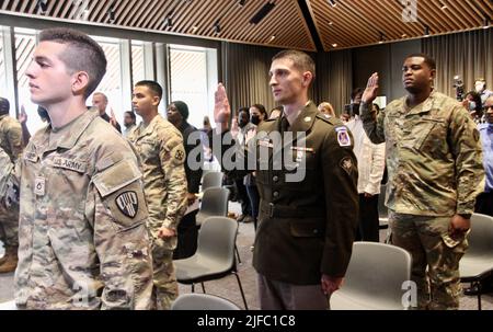 New York, USA. 1.. Juli 2022. USCIS Willkommen 40 neue US-Bürger in der Bibliothek der Stavros Niarchos Foundation während einer besonderen Zeremonie zur Feier des US-Unabhängigkeitstages. Der stellvertretende Direktor der USCIS, Scott Velez, wird den neuen Amerikanern den Treueeid leisten, während der Präsident der New Yorker Public Library, Dr. Anthony Marx, Begrüßungsworte halten und die Kandidaten für die Staatsbürgerschaft in der Stavros Niarchos Foundation Library beherbergen wird. (Bild: © Niyi Fote/TheNEWS2 via ZUMA Press Wire) Bild: ZUMA Press, Inc./Alamy Live News Stockfoto