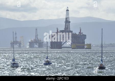 Öl- und Gasplattformen im Cromarty Firth in Easter Ross, Schottland, Großbritannien