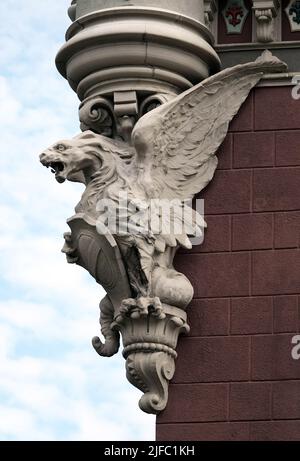 Kiew, Ukraine 10. Juni 2021: Skulptur des Griffin - Löwen im Körper eines Adlers mit Flügeln an der Fassade eines Gebäudes im Zentrum von Kiew Stockfoto
