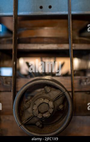 Antike Zahnräder, antike Maschinenzahnräder mit Riemenscheiben und Riemen. Vintage Maschinen Zahnrad Stockfoto