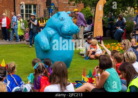 Winchester, Hampshire, Großbritannien. 1.. Juli 2022. Winchester hat Fair, jährliches Festival für Straßentheater und Outdoor-Darbietung, am längsten stattfindendes Festival für Outdoor-Kunst, gegründet 1974. Es hat seinen Namen von der Tradition des Publikums, Geld in einen Hut für Straßenmusiker zu stecken. Die Hippos unterhalten die Massen mit ihren Tänzen. Quelle: Carolyn Jenkins/Alamy Live News Stockfoto