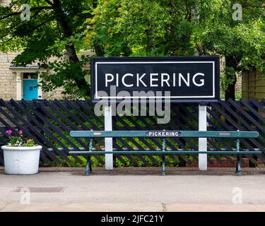 Ein Blick auf den Bahnsteig am Bahnhof Pickering in North Yorkshire, Großbritannien. Pickering ist die südliche Endstation der North Yorkshire Moors Railway. Stockfoto