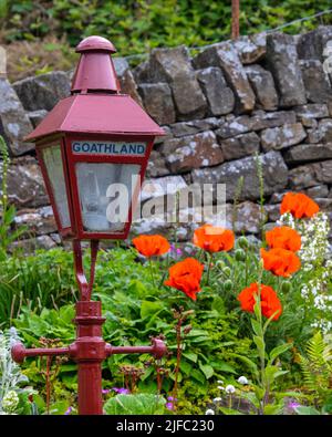 Eine Vintage-Lampe auf der Plattform am Bahnhof Goathland in den North York Moors in Yorkshire, Großbritannien. Stockfoto