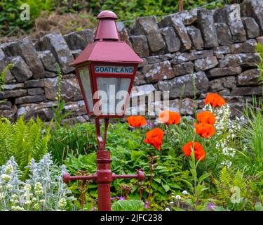 Eine Vintage-Lampe auf der Plattform am Bahnhof Goathland in den North York Moors in Yorkshire, Großbritannien. Stockfoto