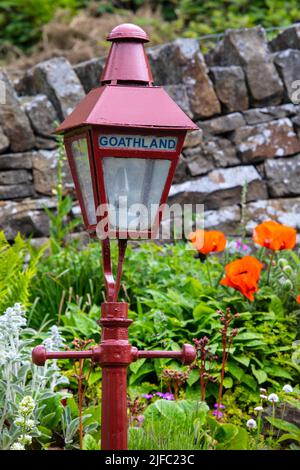 Eine Vintage-Lampe auf der Plattform am Bahnhof Goathland in den North York Moors in Yorkshire, Großbritannien. Stockfoto