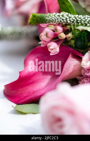 Bouquet von Rosen und cala Lilien Stockfoto